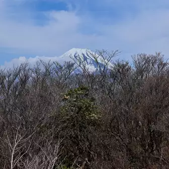 富士山の山頂部分だけしか見えません