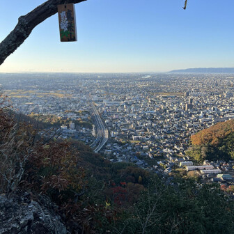 鷹巣山山頂は冷たい風が吹き抜け、汗冷えしそうだったので、休憩せずにそのまま下山。