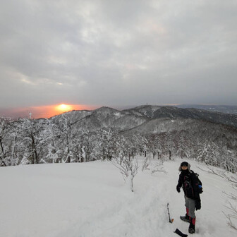 猪臥山 一瞬、ヘンテコな日の出（笑）

そして我々は早々に山頂を後にしましたが、山頂では会いたかった山友さん達にお会いできました。

新年早々の、とても嬉しい出来事でした✨
いい年になりそうだ‼️

