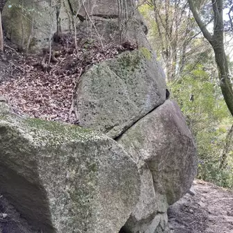 この岩が見えてきたら赤猿峠です。