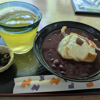 おんたき茶屋で冷やしぜんざいをいただく😋660円です
お客は若い女性だらけでした