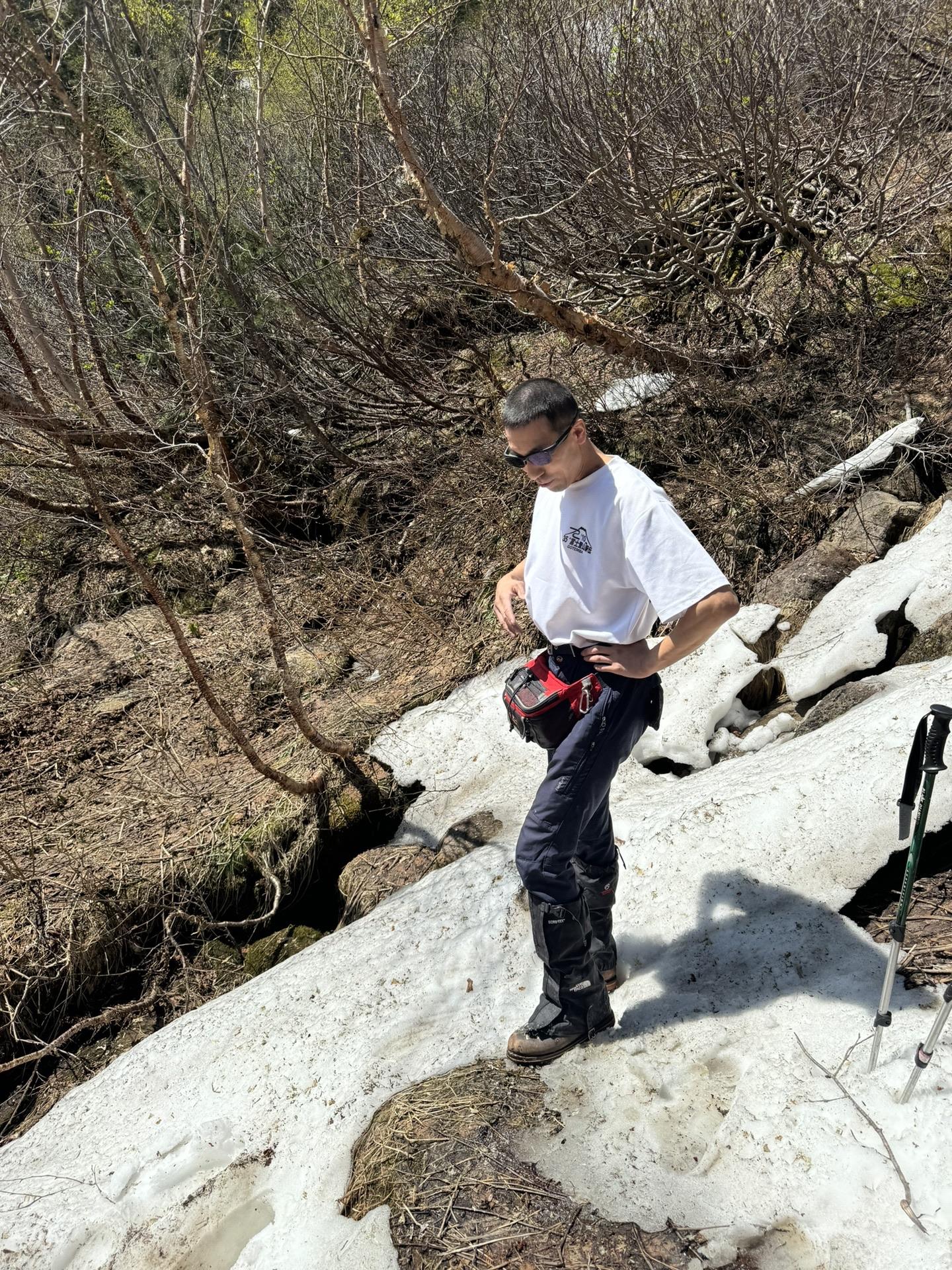 歩荷をしてくれた波田野さん。今回はドラムセットの半分と、本人のベーシック装備、合わせて30kgでした