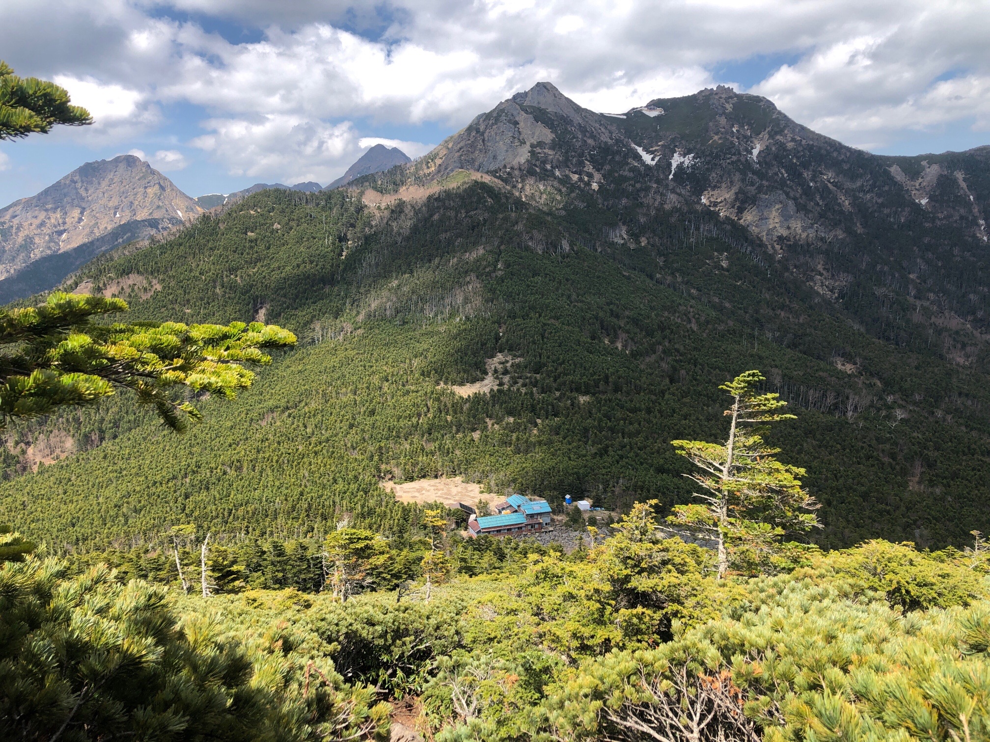この景色が一番のお気に入り！青年小屋を 見下ろす
