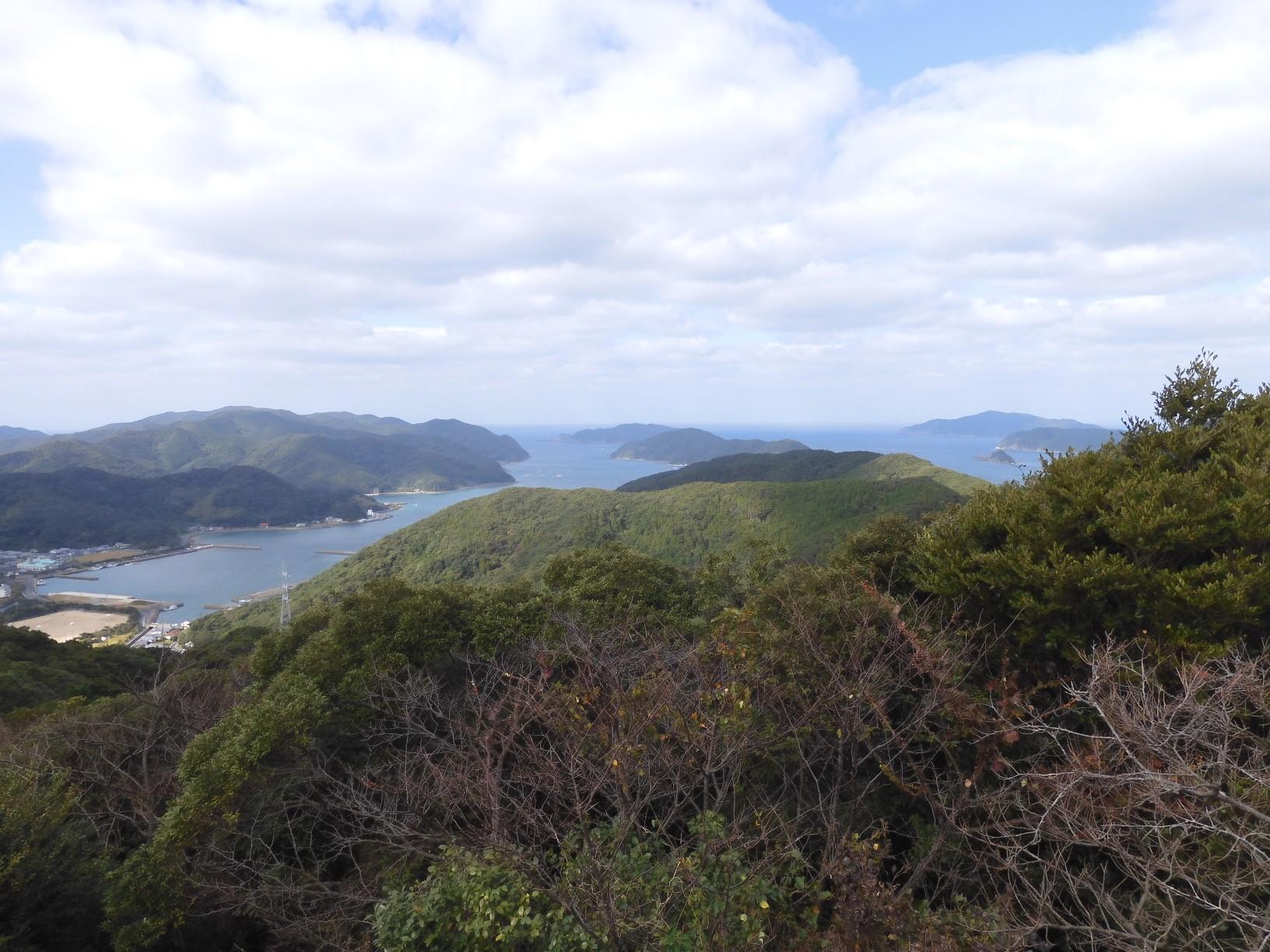 城岳山頂より北方。
右奥は上五島の有福島。