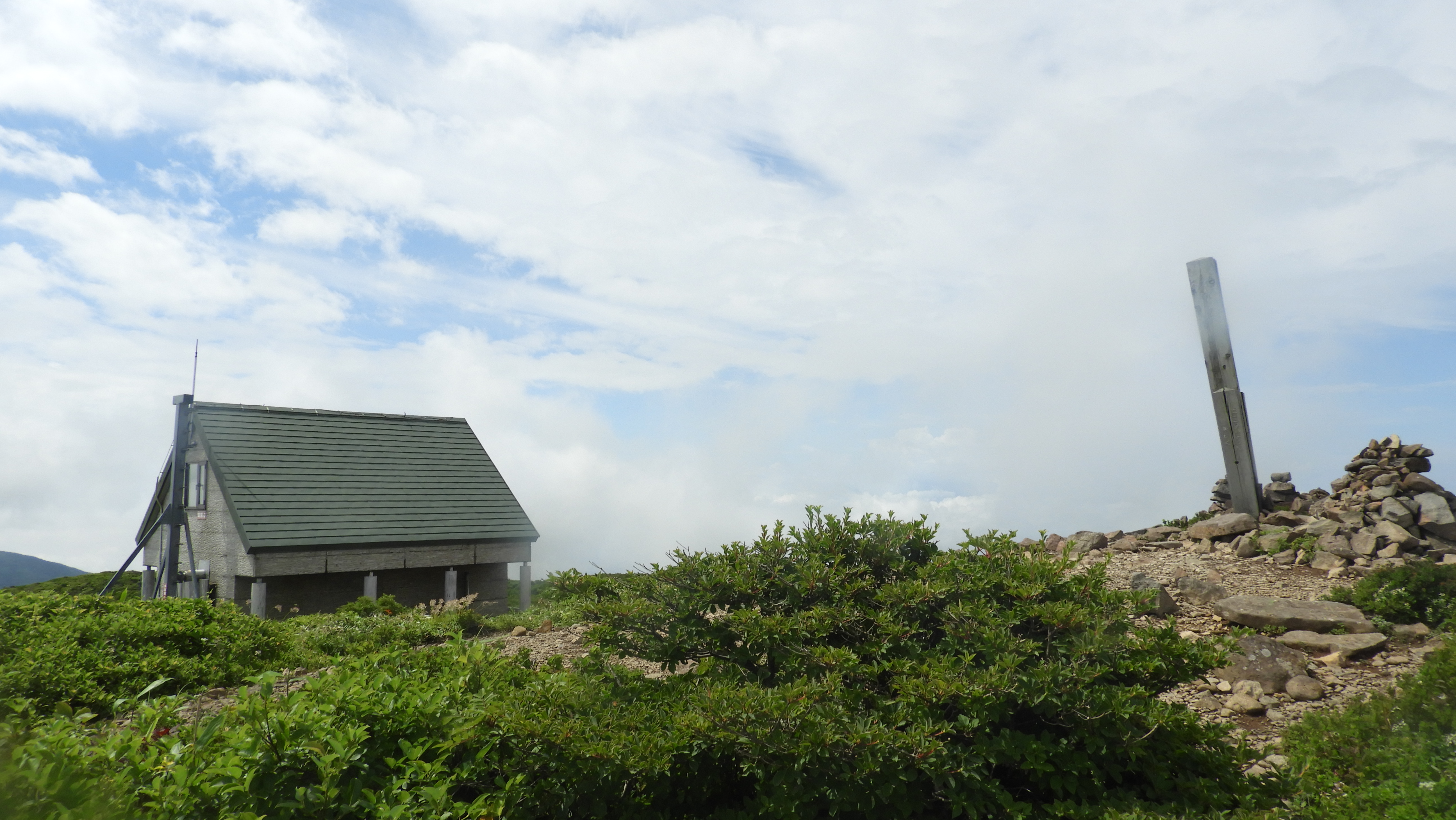 船形山（御所山）・泉ヶ岳・蛇ヶ岳 山頂からの遠景パノラマは・・・でしたが、この日の雲は夏らしさがあって爽快でした