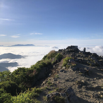 大朝日岳山頂　左の奥は蔵王連峰