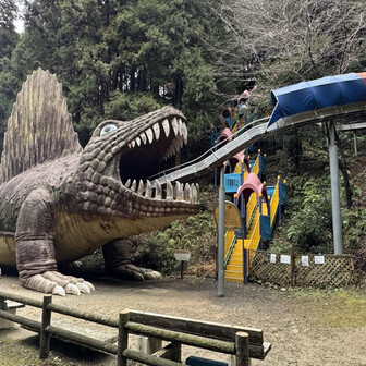 紀泉アルプス・飯盛山・ボンデン山 近かった😆

せや❗️
ガオ〜ッ言うんやん❣️

口の中に入ったら、ガオ〜ッて鳴きます🦖

滑り台滑りたいけど、オバハン1人じゃ恥ずかしい🫣誰か今度一緒に滑ろ〜😆