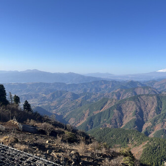 東に目を転じると愛鷹山や箱根の山々と富士山が😆