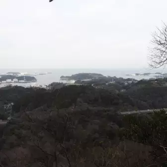 乳頭山の山頂から横須賀の港が見えます。