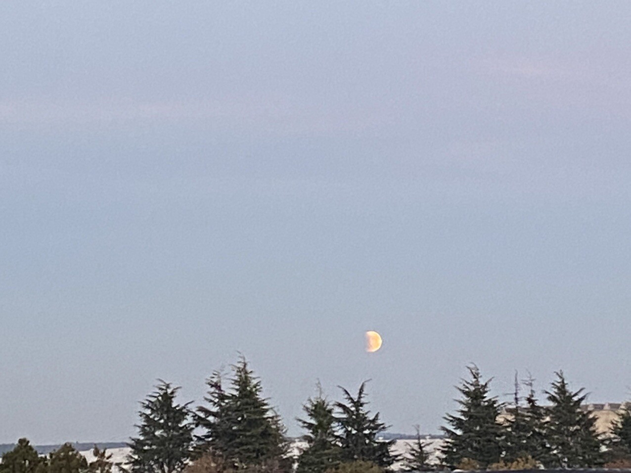 欠けた月が上がってきた。 反対側は夕日が... / 空さんのモーメント YAMAP / ヤマップ