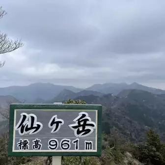 静まり返った仙ヶ岳到着！
バックに鎌ヶ岳とか色々
空が青いと景色最高ですよー
