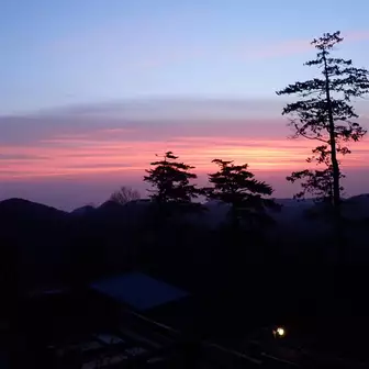 おはよー！　山荘から撮ったきれいな朝焼け。
