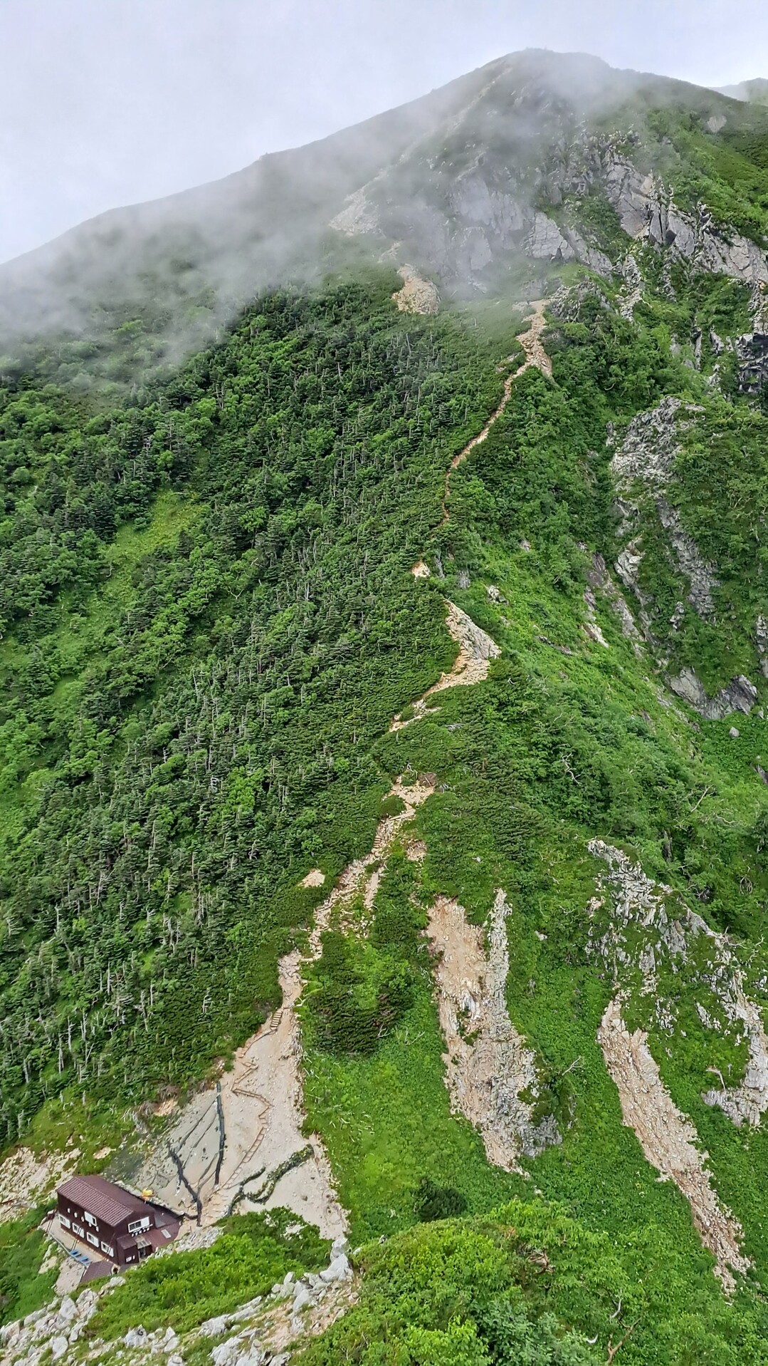 木曽駒ヶ岳 空木岳 テント泊 檜尾小屋テント場について 木曽駒ヶ岳 空木岳 越百山の写真94枚目 振り返って下りてきた中ボスはザレザレ Yamap ヤマップ