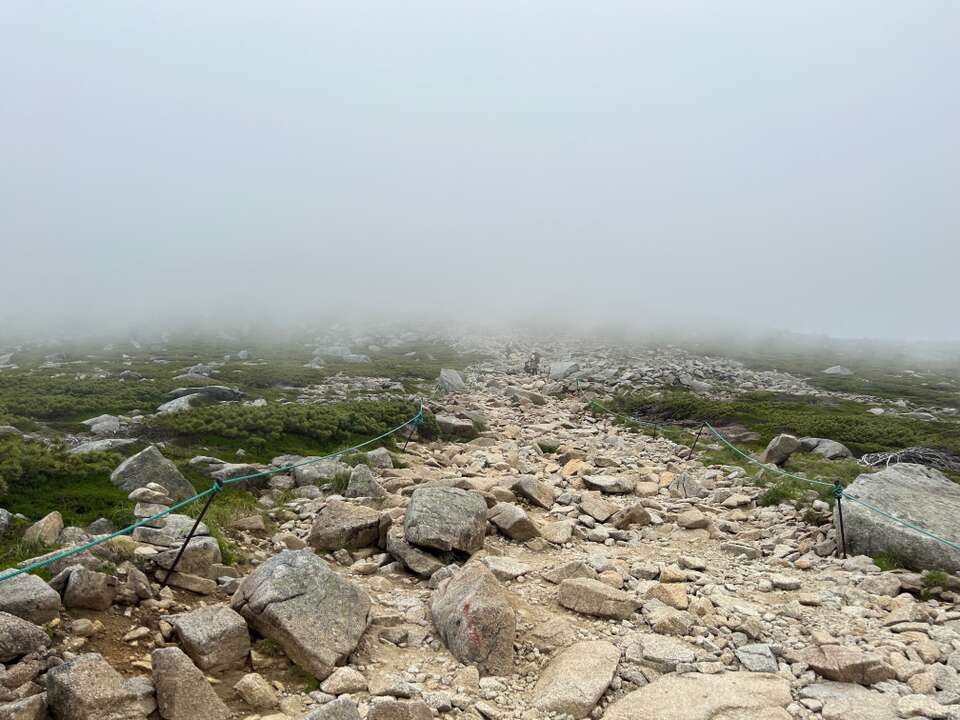 木曽駒ヶ岳へ、 この時は既にガスの中、見えない。 ザレ場を登る、たいした事はない。 体力だけね。