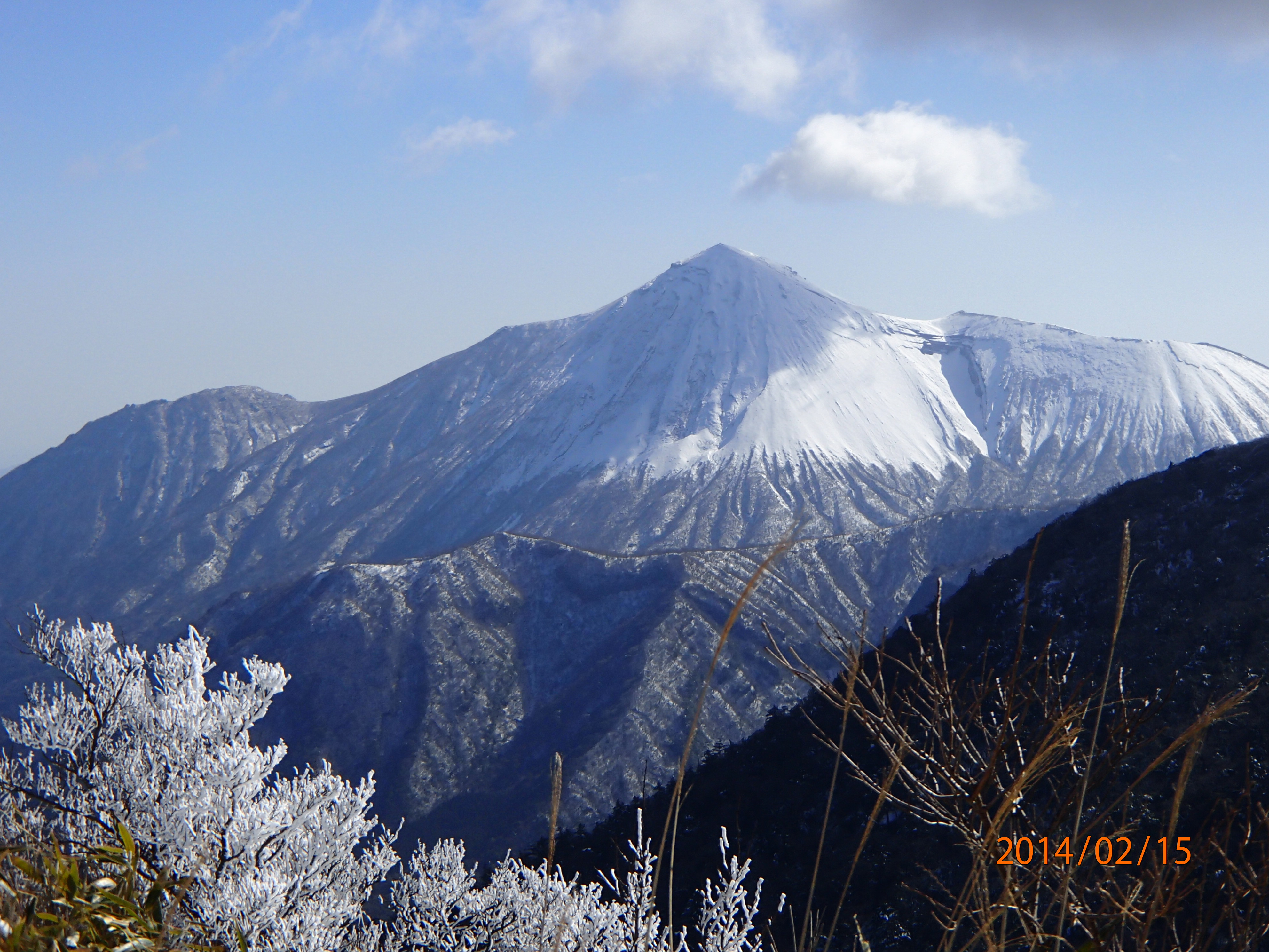 初夏の韓国岳から見た霧島の山、F10号、佐原聖春 南国で雪山登山
