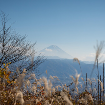 左奥のテーブル後に富士山