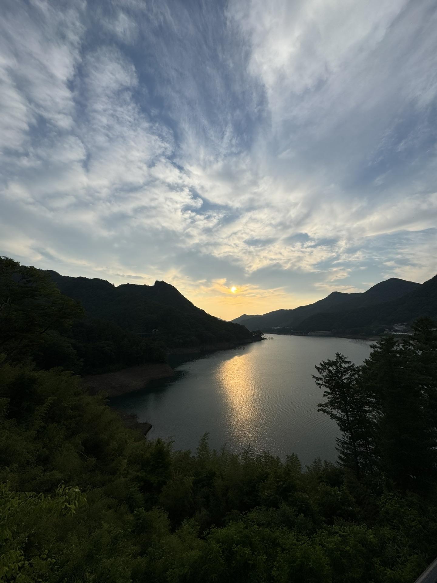 行きの八ッ場ダム湖の朝日🌅