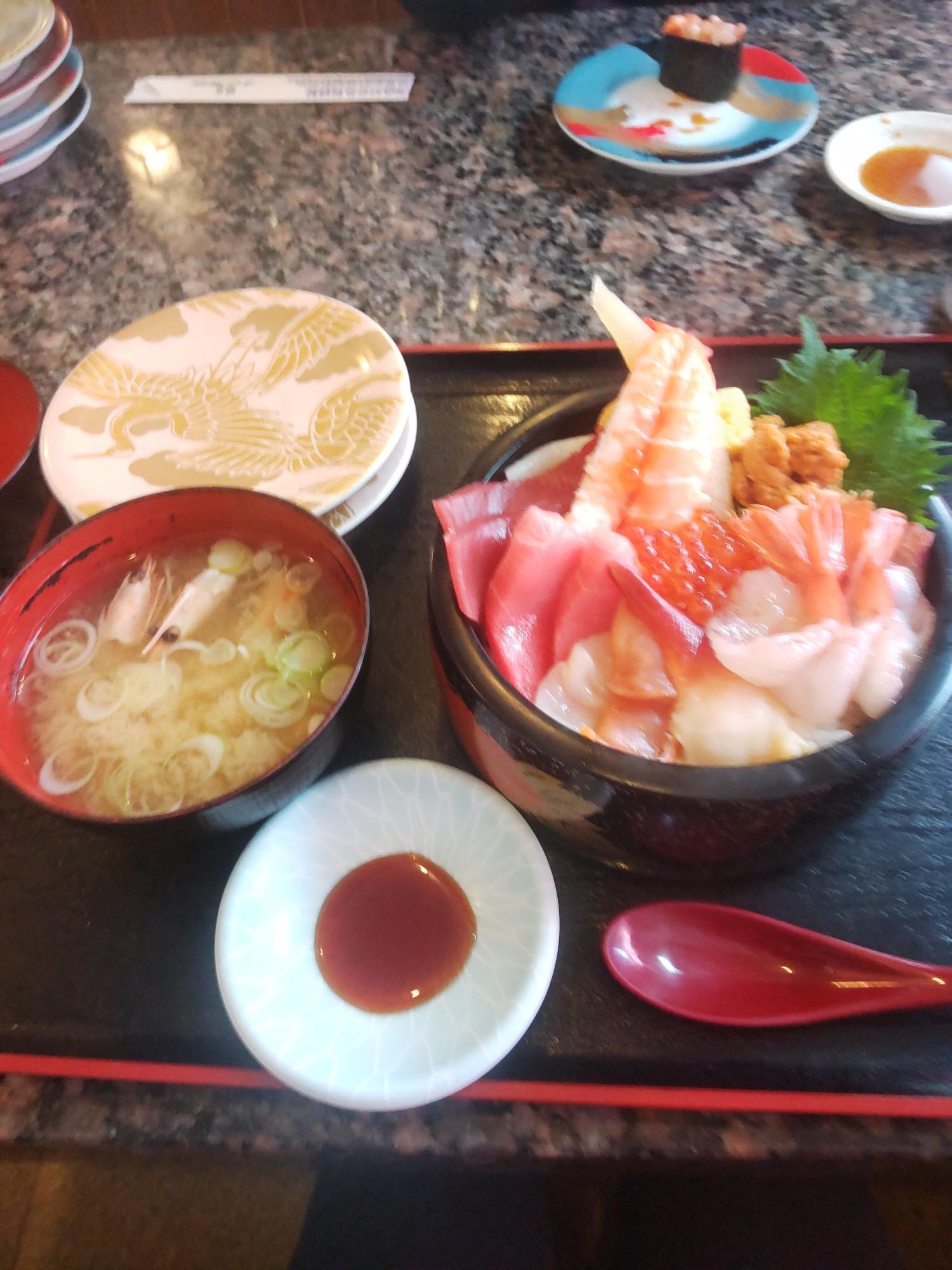 大力山・黒禿の頭・笠倉山 １７号沿いの「すし道楽」にて
１９８０円の本気丼
ウニ、いくら、数の子に海老やらマグロやら盛りだくさん。
コシヒカリのご飯は大盛りもOK
普通盛りで食べきれませんでした・・・