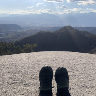 花崗岩のまあるい展望台
誰も来ないのでしばらくのんびりしてました。
富士山も南アルプスも金峰山（雲の中）荒川ダムも見えました