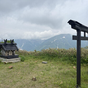 裏手に祠。安全登山。無事の帰還を祈願。