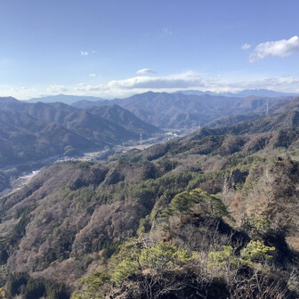 左奥に四阿山、右奥に雪を被った草津白根山や横手山