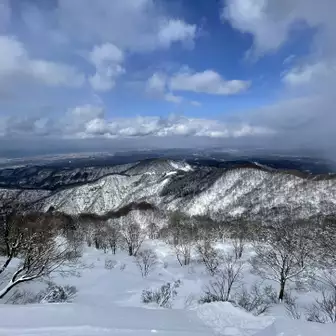 正面👀左に砺波平野、右に富山平野👀
下にスキーヤーが下った跡⛄️楽しそうです😁羨ましい〜！