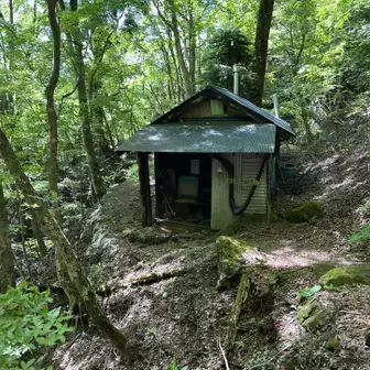 愛鷹山荘です。無人の避難小屋です。おにぎりを食べて、休憩します。
