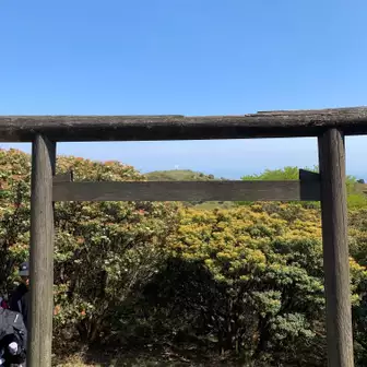 奥宮の鳥居から入道ヶ岳山頂の白い鳥居を見る。