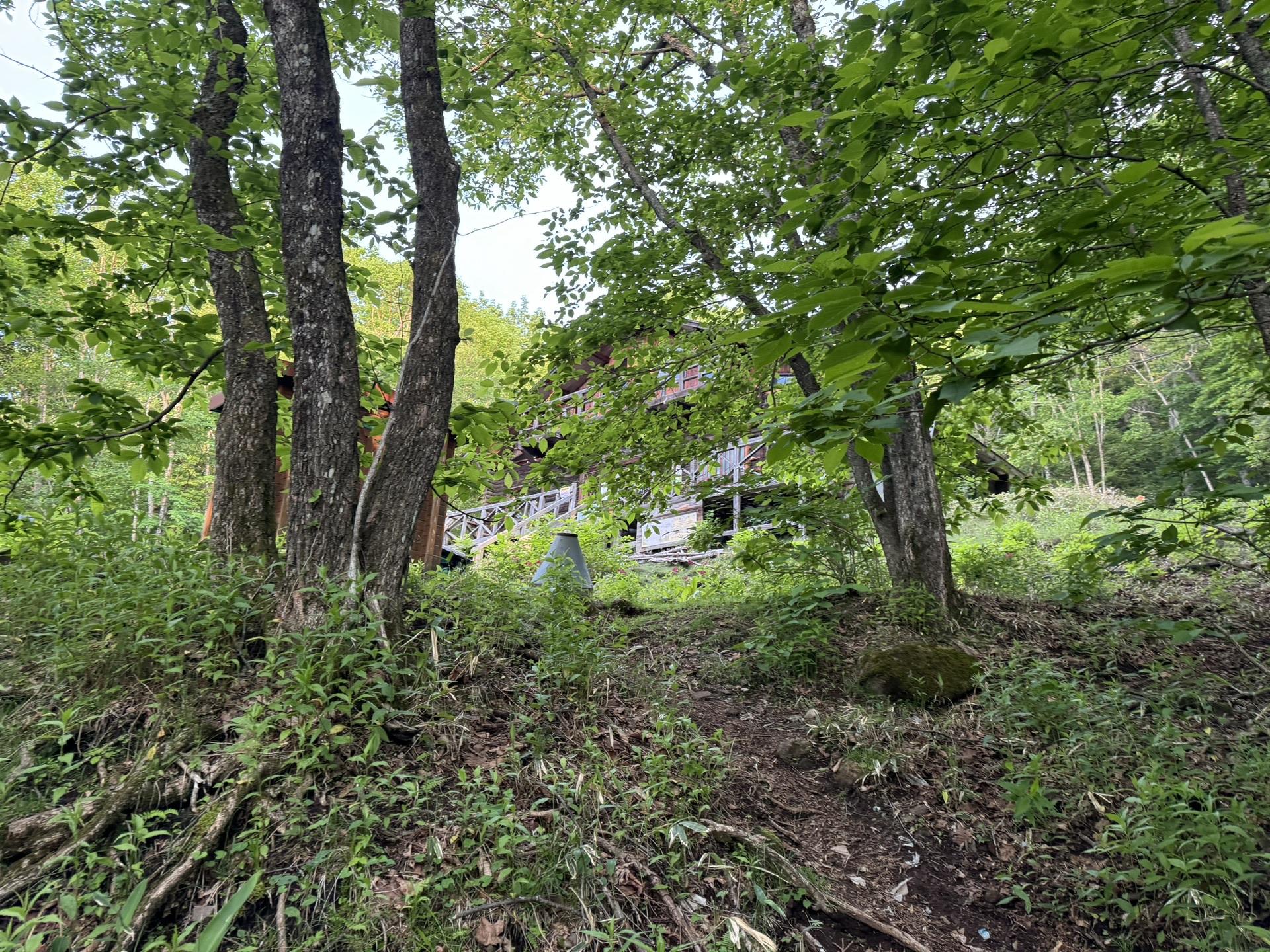 皇海山・袈裟丸山・庚申山 庚申山荘　通過します。