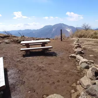 明神ヶ岳の山頂。風が強く、体感温度が下がり、５分といられなかった。別の登山者の方は笹薮の陰で風を避けていた。