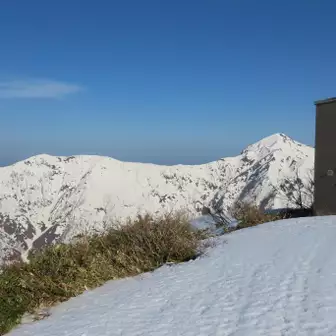 着いたー、祝、日向山（中ノ岳5合目）登頂！これまでこの雨量観測所が雪に埋もれたのを見たことが無い。阿寺山から五龍・入道岳の縦走路を一望♪