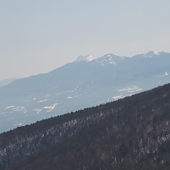 浅間山・黒斑山・篭ノ登山 浅間山の裾の上に八ヶ岳連峰