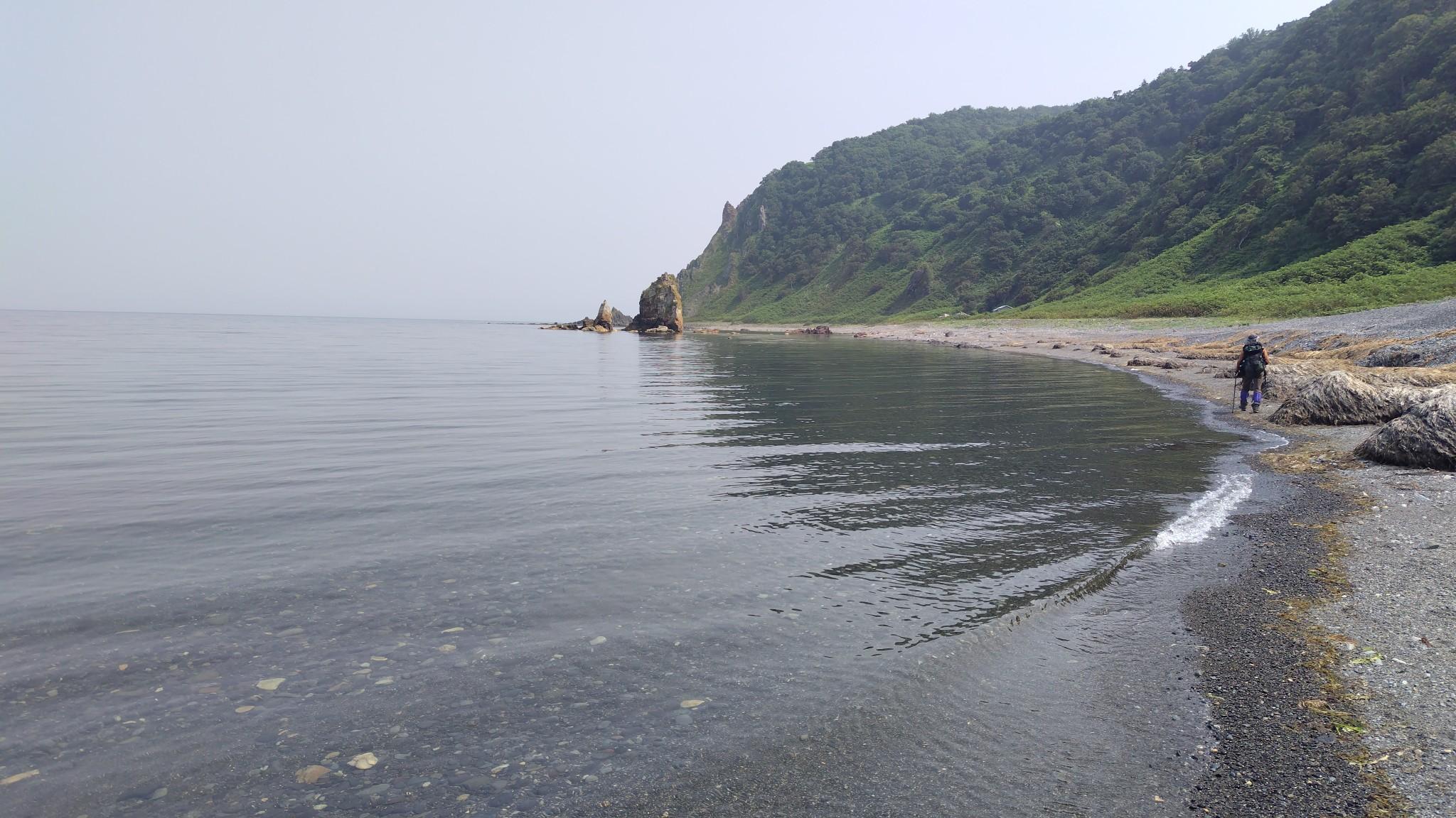 さぁ難関のカブト岩が近づいてきた。
カブト岩の100mの登り返しは、疲労困憊状態で、ロープのない中間部は疲労困憊で休憩時間が長くなりすぎ、上部はタイブロックを使用してなんとか登って、すべてを登りきるまでに1時間以上!!
全行程内で岬からカブト岩への登り返しが体力的に一番キツカイ！　
ちなみにＹさんはストック1本だけで、スイスイと登っていきました。
