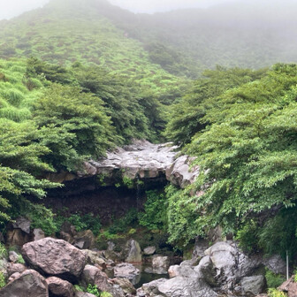 滝の水は少なめ