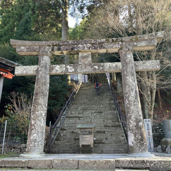 2つ目の石の鳥居。ここからがかつての修行場。
