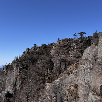 山頂振り返り
記念撮影中っぽい？

山頂にいたとき、私以外に4人ほどいらっしゃいました