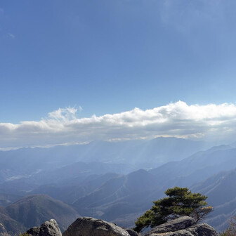 雲から差し込む光が綺麗な山並