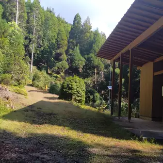 市房山 避難小屋、登山道は左手に