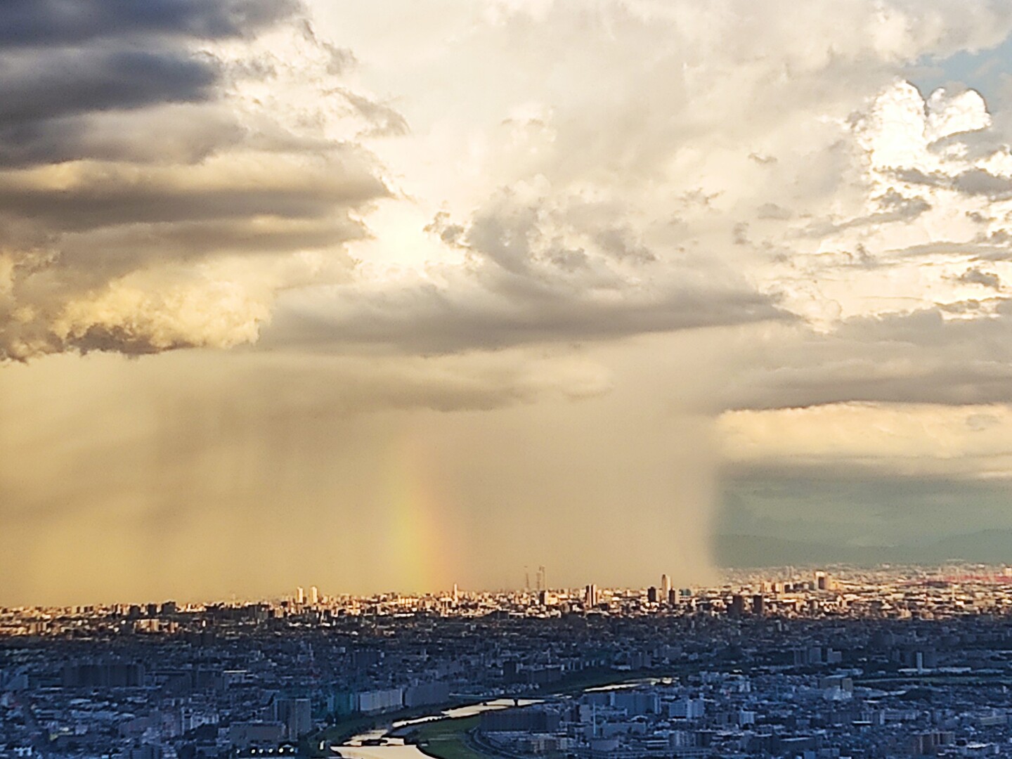 大阪市内が夕立。 虹も出ていました。 雨... / なすびの父ちゃんさんのモーメント | YAMAP / ヤマップ