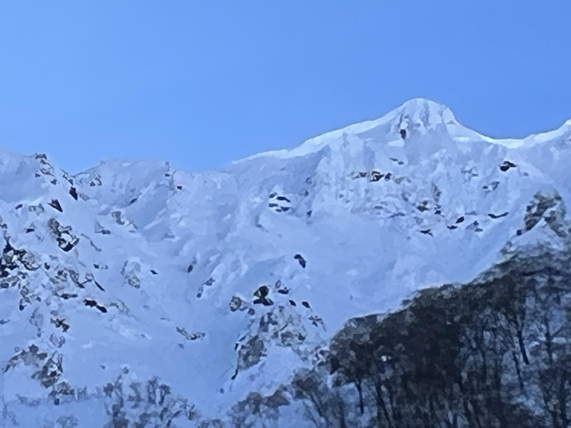 谷川岳・七ツ小屋山・大源太山 トマの耳拡大。雪庇が削げ落ちている💦