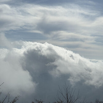 やばい😨
下からもくもくと雲が湧いてきてます