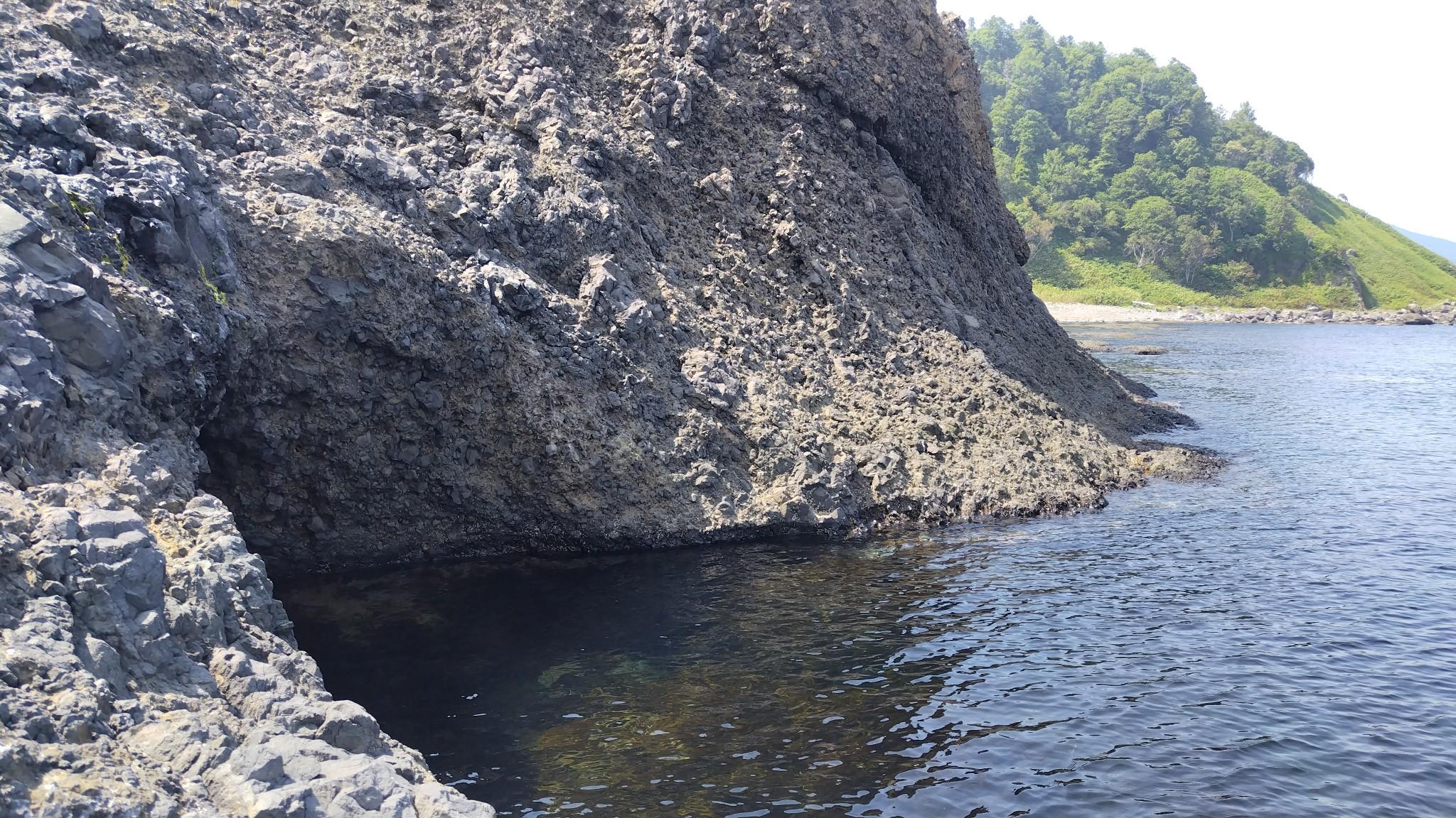 洞穴の上部をへつって進み、すこし斜度の緩い場所で登山靴からトレランシューズに履き替え。