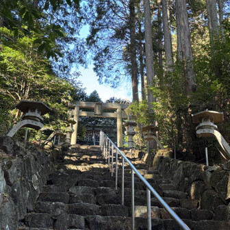 生駒山・神津嶽・大原山 上がるとすぐに拝殿🙏
灯篭素敵✨
