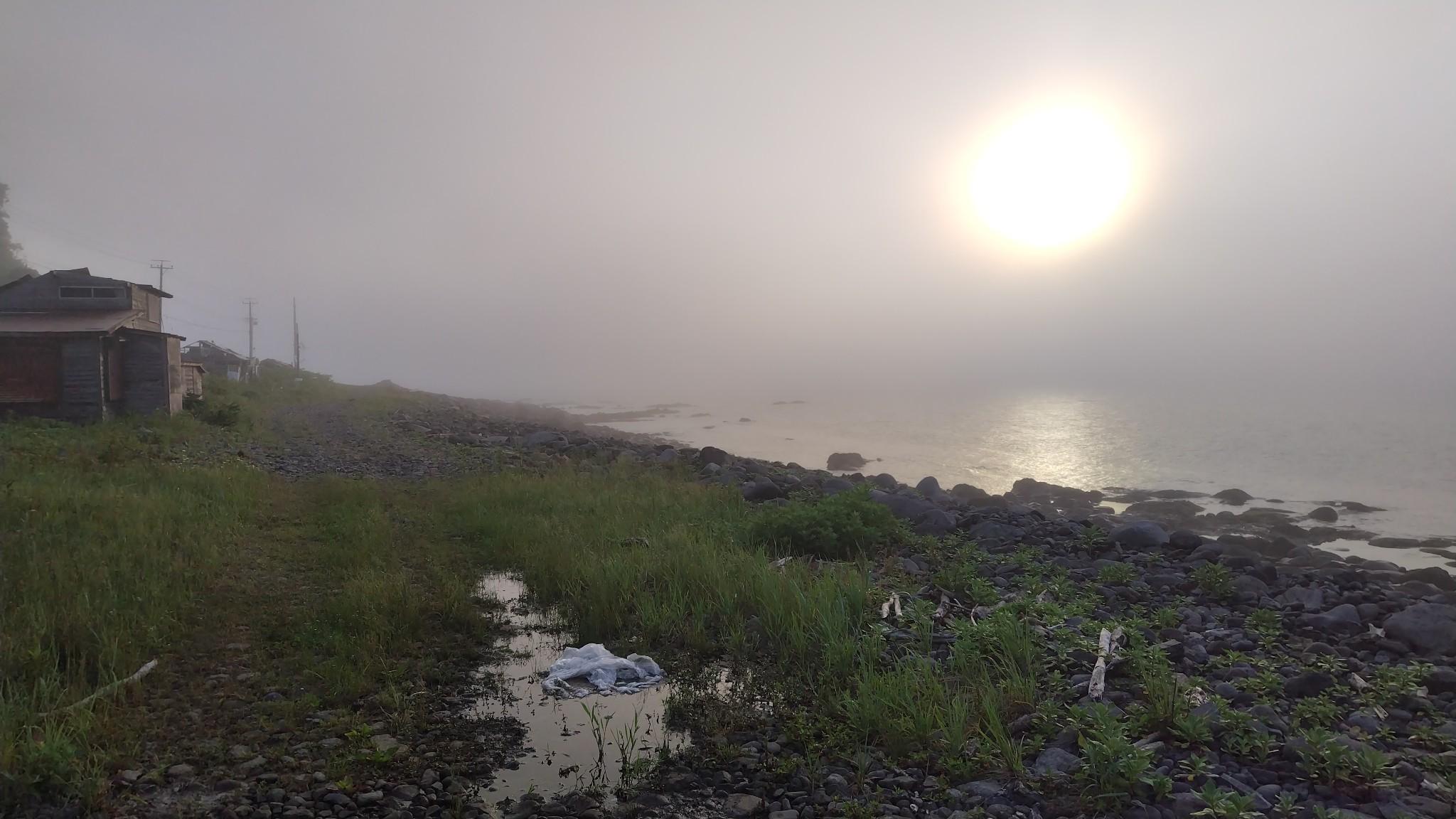 最初は現役の番屋の横を進みます。
