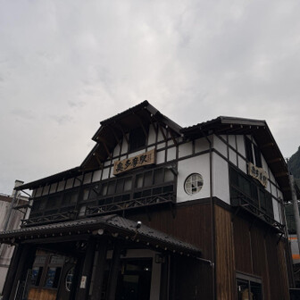 奥多摩駅。すごいかっこいい作り。すぐ脇にきれいなトイレもある。