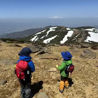 お菓子&ジュース休憩を済ませ、次の目的地地蔵岳を眺める。
「なんだ近いじゃん❗️」と弟😳