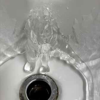 山伏・八紘嶺・笹山 下山後、トイレ🚽で暖かい便座に座り現実世界…いや山登り中も現実ですが😅ありがたさを感じホッとし手洗いに行くと、氷のあんよが🧊🤣
かわいい😍😍😍氷の小人です。