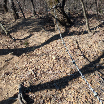 両崖山・仙人ヶ岳・石尊山 ここから馬坂山、城山へ向かおうと思うのだが---
かなり遠そう😯
かなり下降するしー
これ、戻ってくるのかー😮‍💨
チョイとめんどー😮‍💨
やめとこっかなー😮‍💨
と思いながら行く

が、手袋落として
　--２コマ戻る😨
急斜面のザレ場の下山道  間違えて
　---５コマ戻る😰
まったくー
このロープをガラガラ降りる