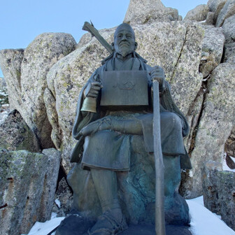 小屋上の神社に祀られてた人。