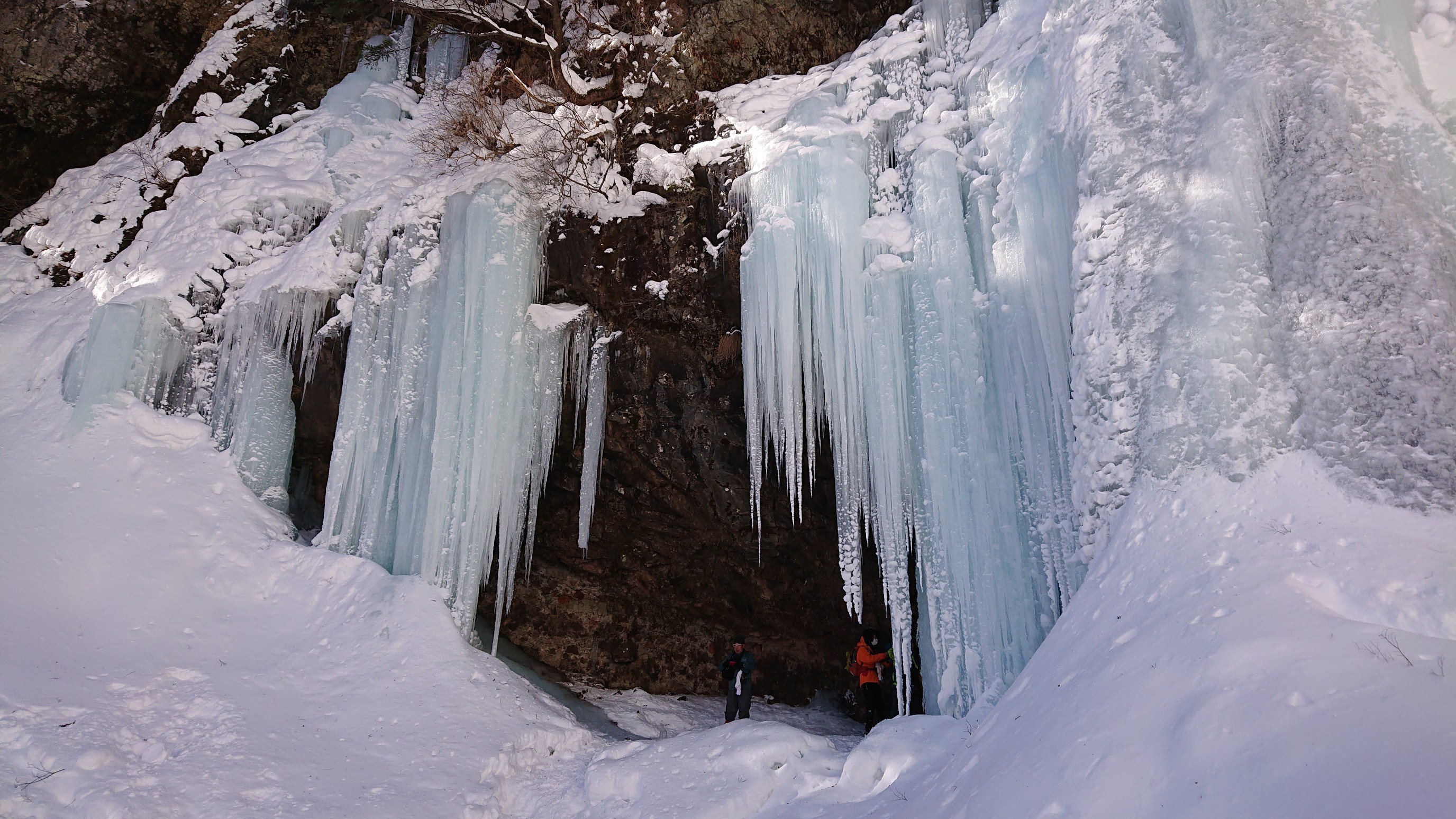 庵滝氷瀑 湯滝名瀑 スノーハイク がりばあさんの日光白根山 五色山 錫ヶ岳の活動データ Yamap ヤマップ